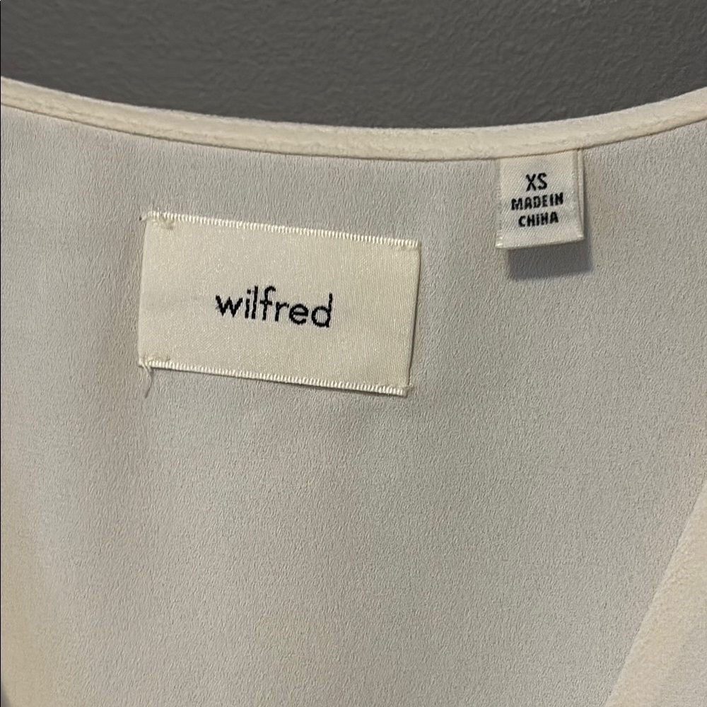 ARITZIA WILFRED Elegant White V-Neck Blouse - Picture 2 of 6